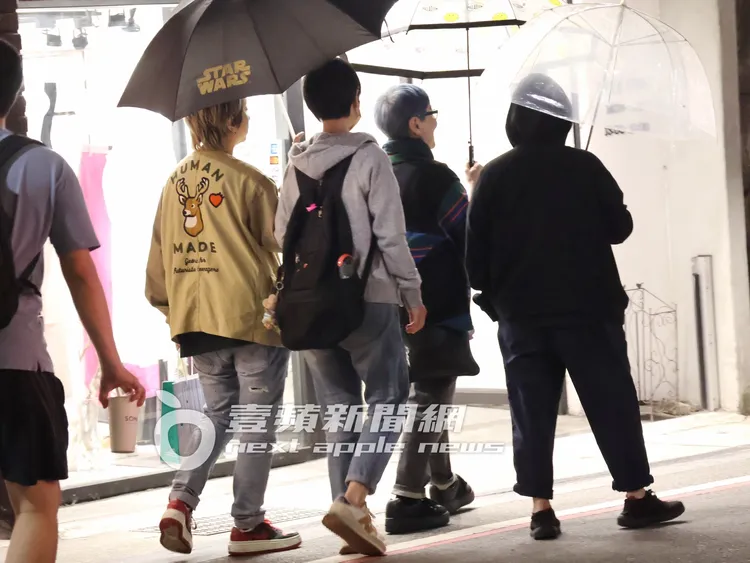 吃飽喝足後，一行人走在東區街頭散步消化食物。特勤中心攝