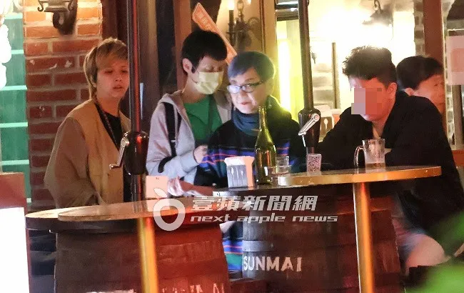 晚間8點，張小燕一群人準備步出餐廳。特勤中心攝