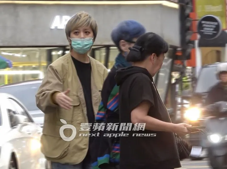 晚輩（左）細心攙扶著張小燕（中）過馬路。特勤中心攝