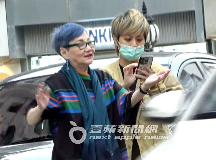 張小燕（左）開心在路邊手舞足蹈，心情十分愉快。特勤中心攝