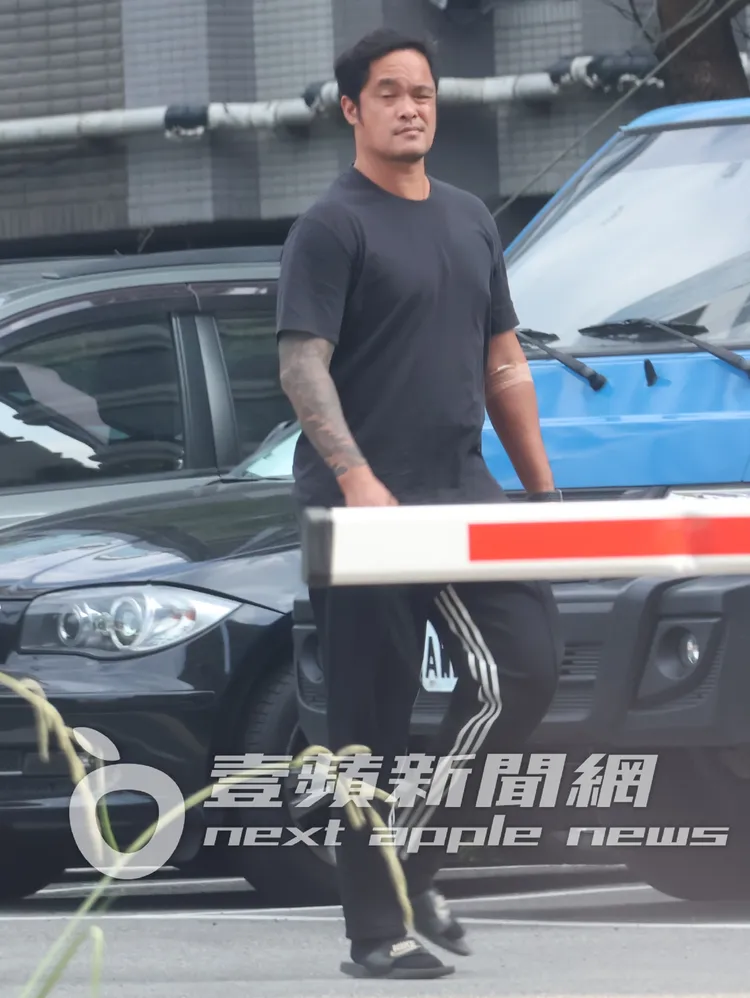 林智勝眼睛一大一小，手上還纏著止血繃帶，身體看起來有點虛弱。特勤中心攝