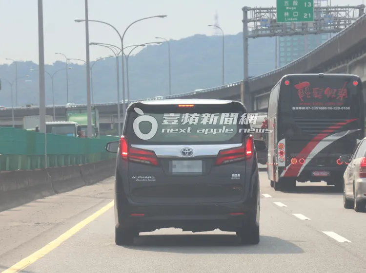 「大師兄」林智勝開Toyota Alphard坐駕上高速公路。特勤中心攝