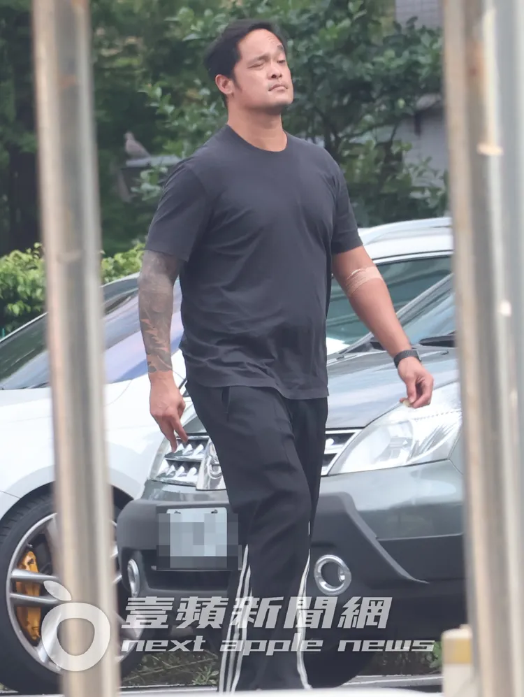 林智勝瞇著眼睛，走路一跛一跛去牽車。特勤中心攝