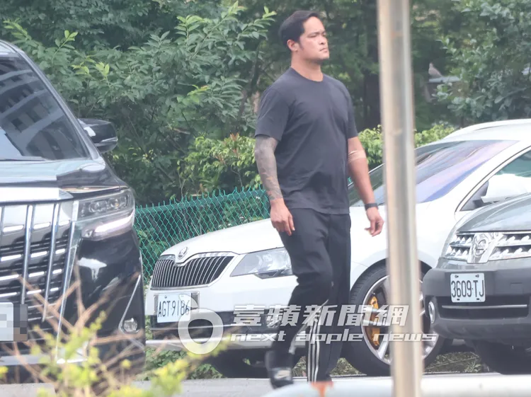 全壘打王林智勝走路一跛一跛的去開車，手上還有止血繃帶。特勤中心攝