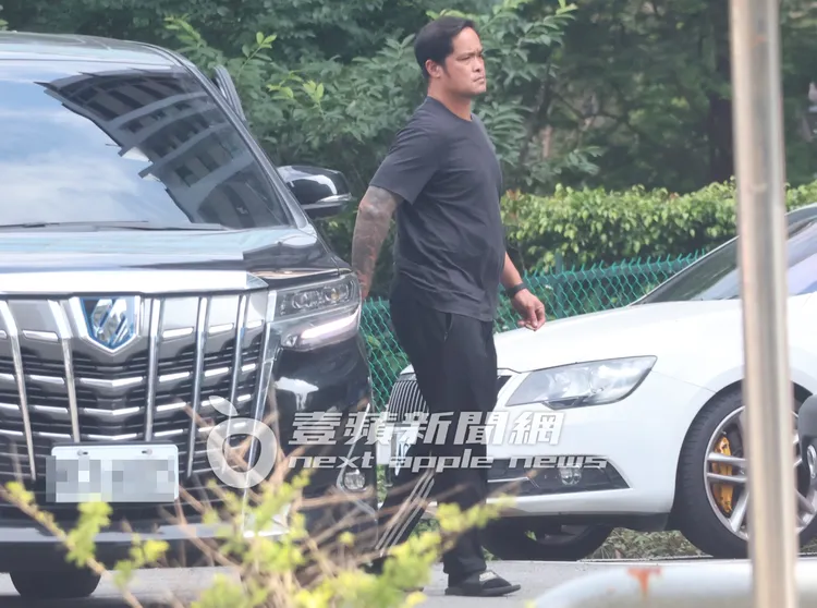 「國民大師兄」林智勝走下292萬元的保母車。特勤中心攝