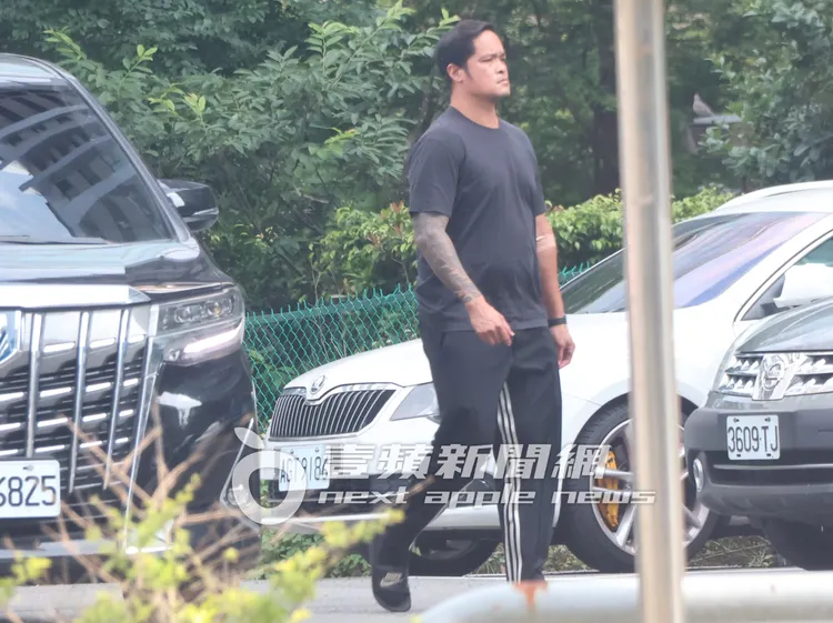 林智勝左手挨針上繃帶，　跛右腳準備去繳停車費。特勤中心攝