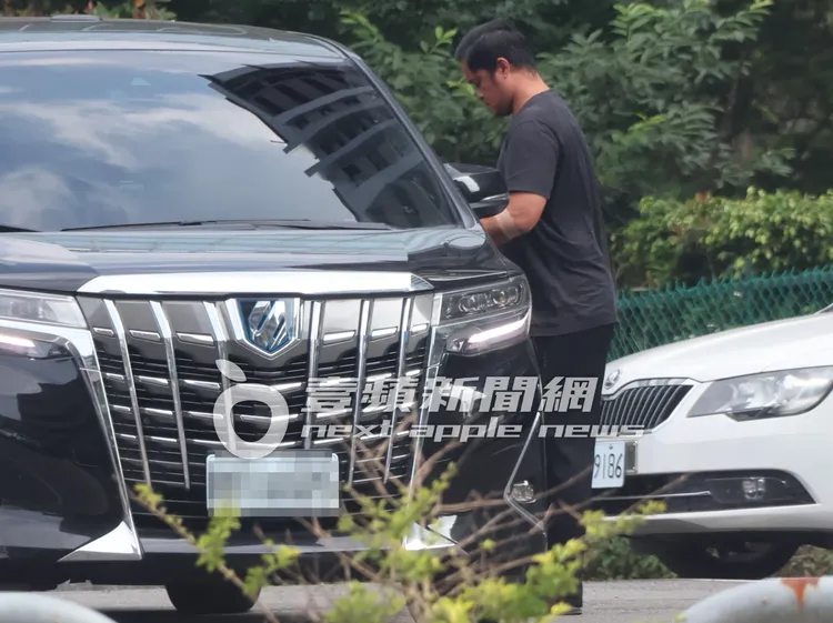 「國民大師兄」林智勝綁著繃帶，繳完停車費走回車上。特勤中心攝