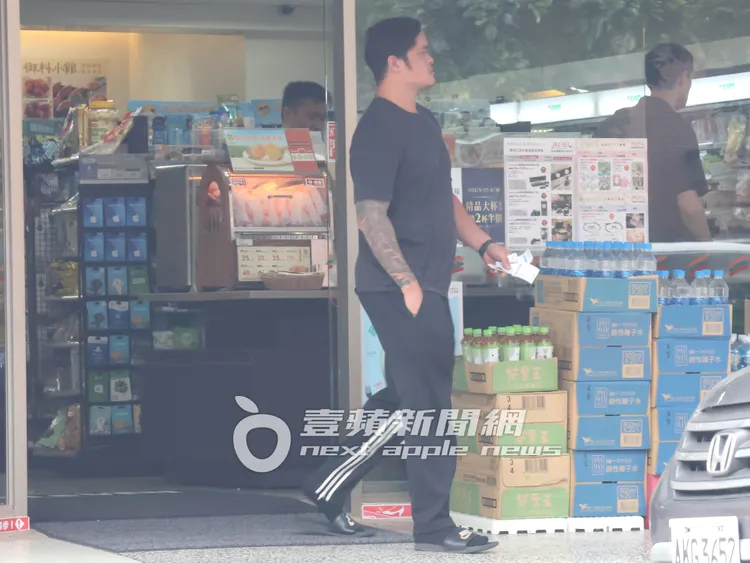 林智勝把Toyota Alphard停好，到便利商店繳費買東西。特勤中心攝