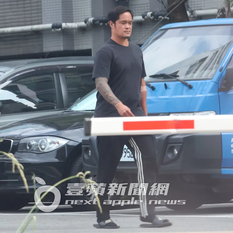 林智勝開292萬元豐田保母車，走路去繳停車費。特勤中心攝