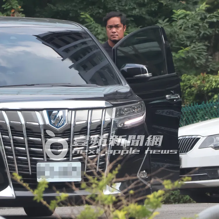 「大師兄」林智勝坐上292萬元Toyota Alphard坐駕。特勤中心攝