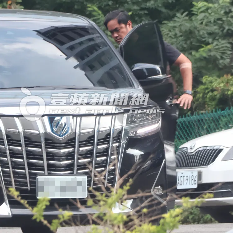 林智勝準備上，駕駛Toyota Alphard離去。特勤中心攝