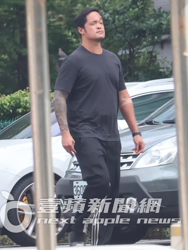 林智勝左手綁繃帶，跛腳走路，眼睛還睜一隻眼閉一隻眼。特勤中心攝