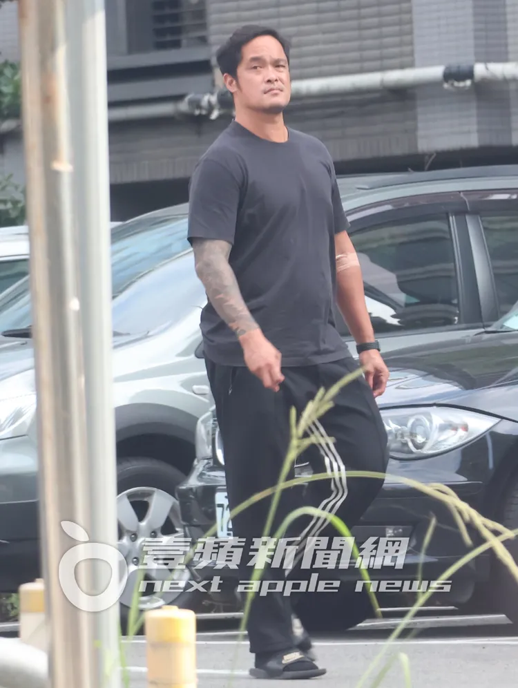 全壘打王林智勝，手上綁著繃帶，跛腳去繳停車費，看來有些累。特勤中心攝