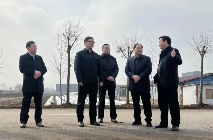 中國高官左國棟（右二）在白天時穿著低調樸實，到艱困地方視察輔導。翻攝微博/山東臨沂