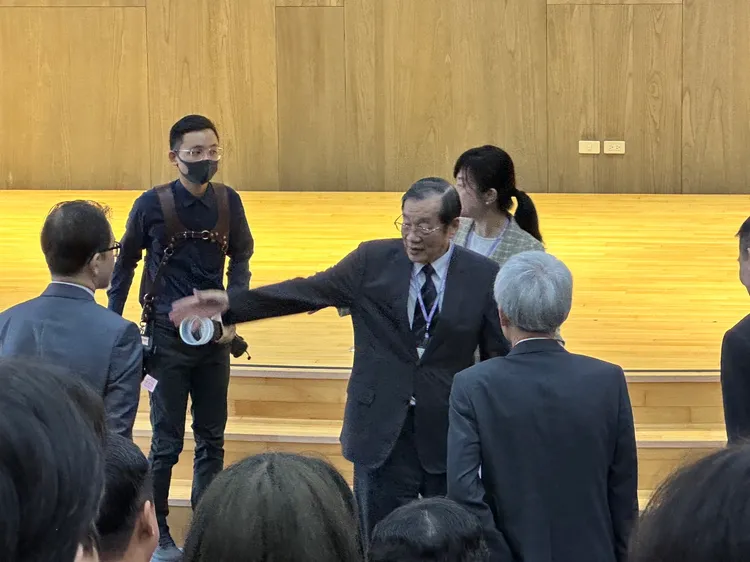 考試院長黃榮村與受訓人員互動。潘袁詩羽攝