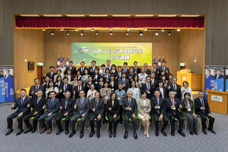 蔡英文與受訓高階文官合影。文官學院提供