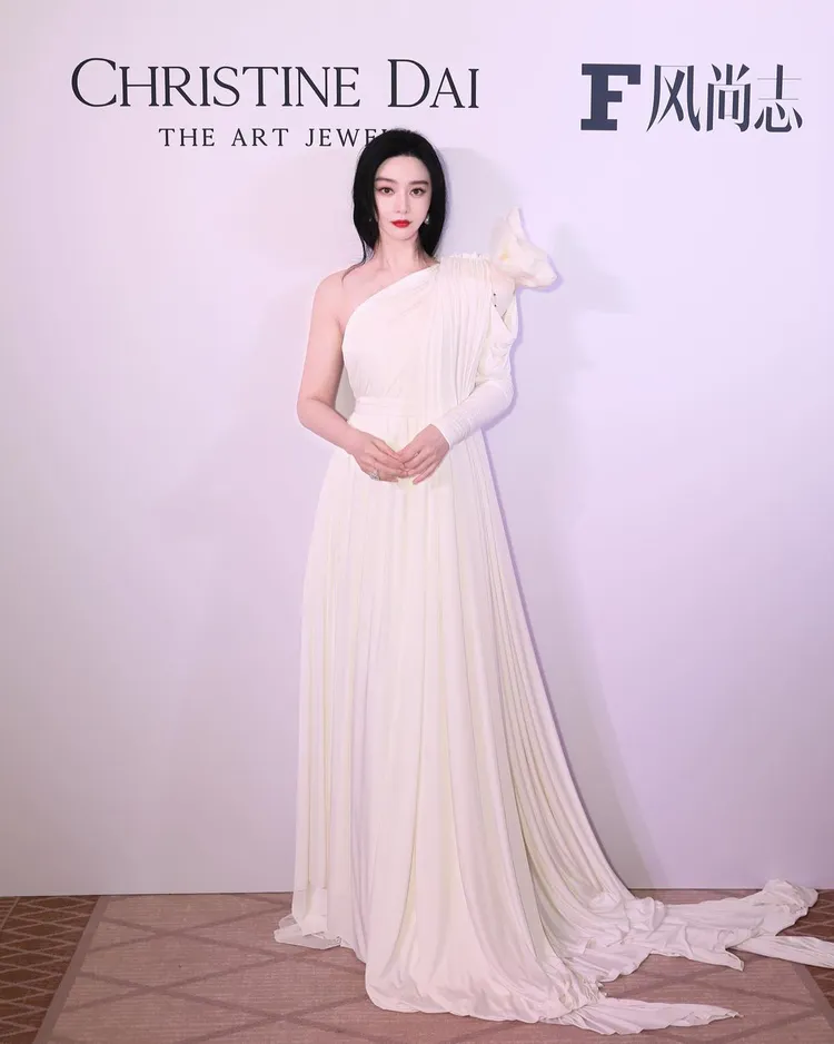 Harvey Cenit無毛貓造型單肩白色希臘式長裙，唯美又帶點玩趣。翻攝范冰冰IG