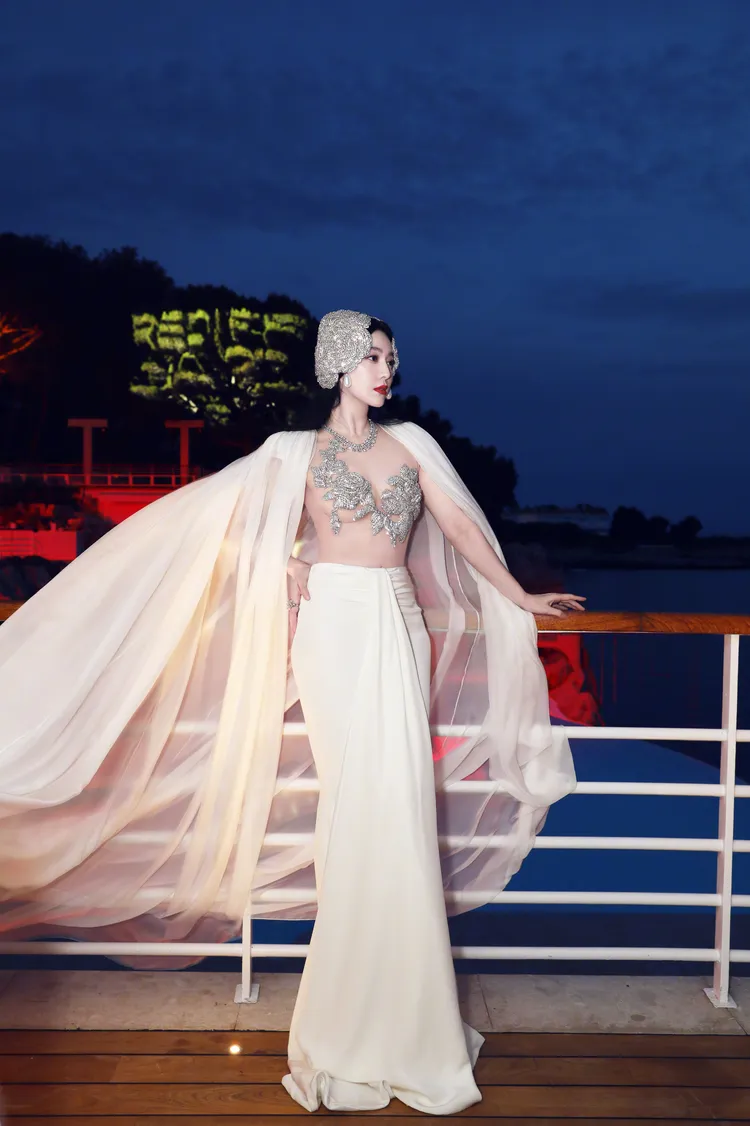 范冰冰身穿Miss Sohee特別改款設計訂製的禮服出席「Women in Cinema」致敬女性電影人的晚宴。翻攝范冰冰微博