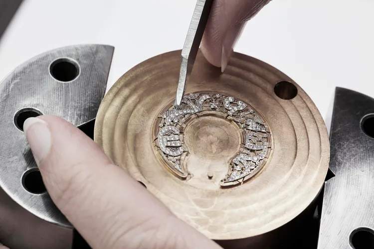 Égérie Creative Edition錶款使用了手工雕刻、「織錦」機刻、琺瑯彩繪及寶石鑲嵌等4大工藝。品牌提供