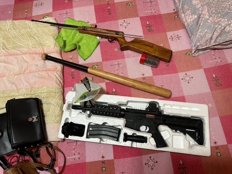 明仁會南澳分會私藏大批改造槍支，赫見與先前新北市黑幫掃射當鋪同款衝鋒槍。翻攝畫面