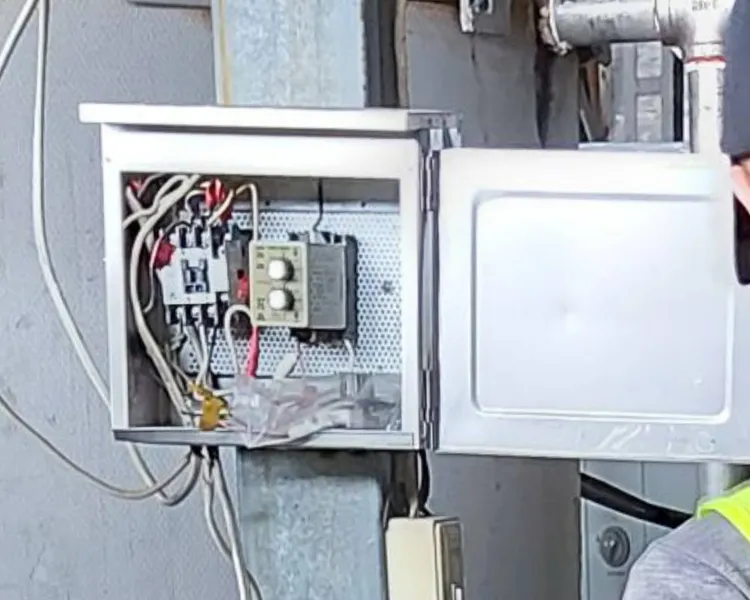 現場電箱蓋呈現開啟狀態。讀者提供