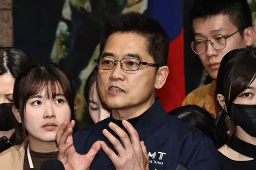 她爆藍營祕書長「養套殺」郭台銘 連問3件事:戳穿你的假面!