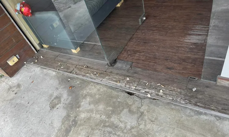 尤男店前滿是檳榔汁與菸蒂。翻攝臉書爆料公社