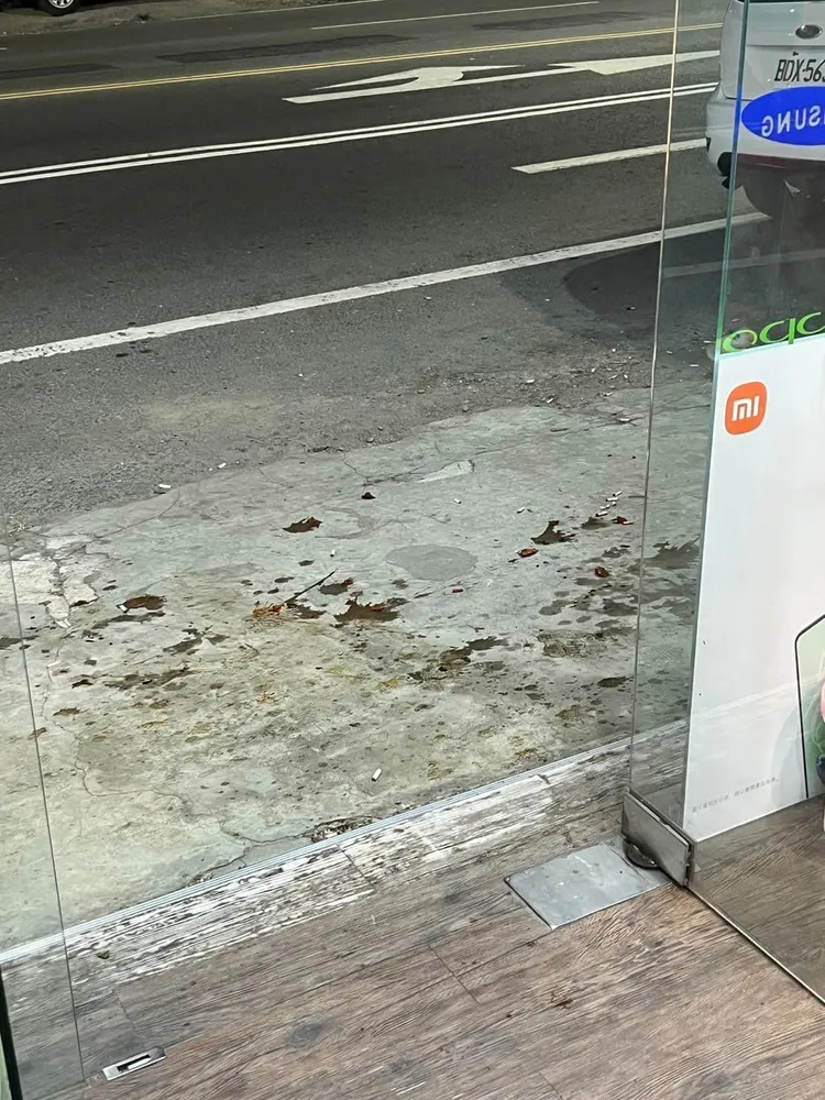 尤男店前滿是檳榔汁與菸蒂。翻攝臉書爆料公社