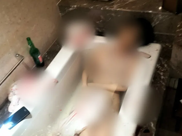 女死者陳屍浴缸中。翻攝登帕薩新聞網站