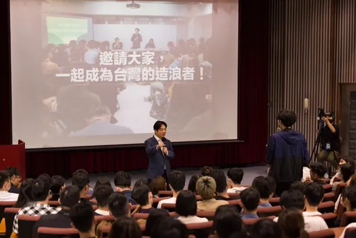 前進校園與學生互動「直球對決」 賴清德:一起成為台灣的造浪者
