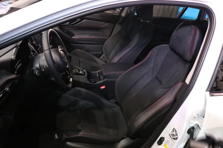 高包覆支撐性的前座賽車座椅均為兩車標配項目。林浩昇攝