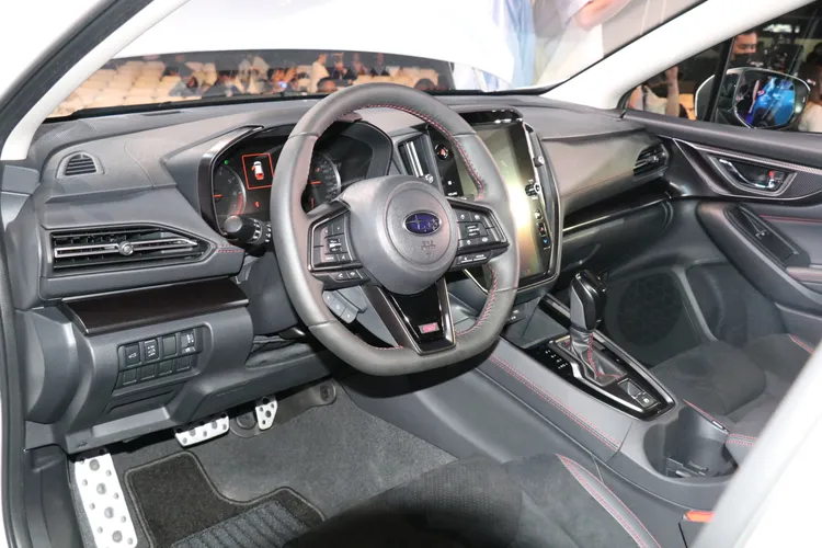 Subaru WRX及WRX Wagon以極具熱血速度感的紅色車縫線鋪陳，搭配STI字樣的D型皮革方向盤。林浩昇攝