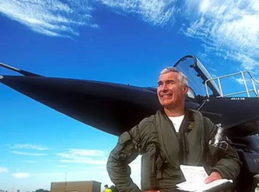 英前飛官涉訓練共軍 澳警搜其住所找中國戰機文件