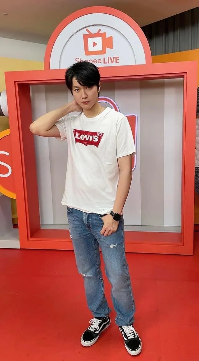 41歲男星黃少谷是天團「五月天」怪獸的表弟，曾是強辯樂團主唱。翻攝黃少谷臉書