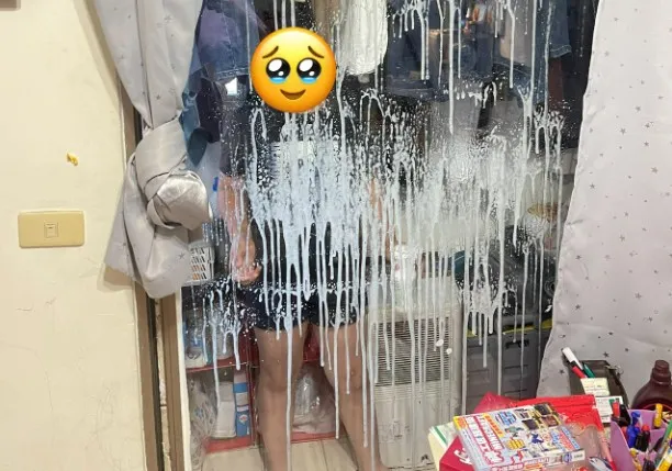 整片客廳落地玻璃活像債主上門噴漆一般，讓原PO嚇得差點昏倒。翻攝《爆廢公社》社團