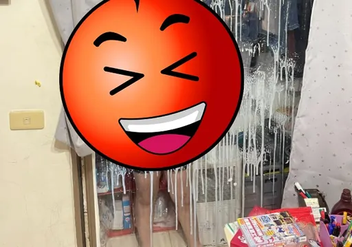 驚悚母清潔！兒子話聽一半「搞玻璃」　媽媽看見這一幕快昏倒