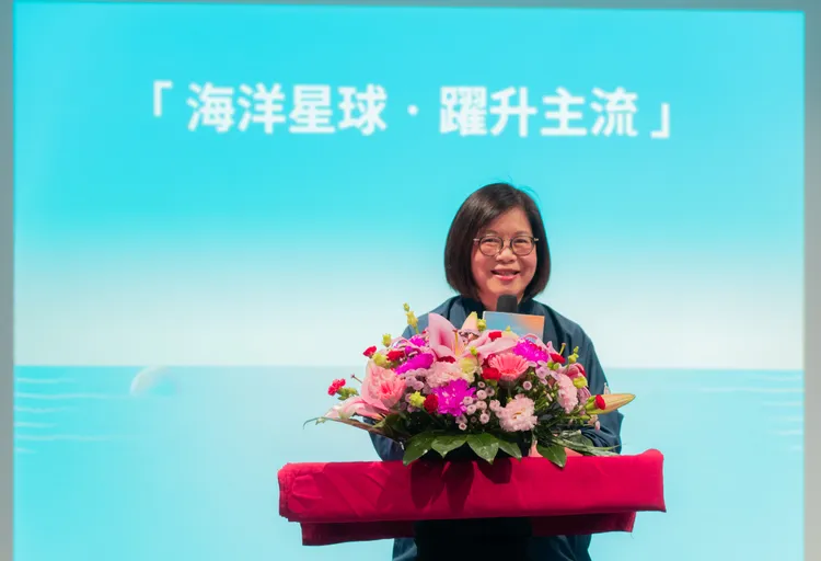 管碧玲主委公布第四屆國家海洋日活動主題「海洋星球 躍升主流」。海委會提供