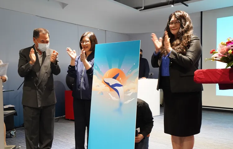 第四屆國家海洋日主視覺為「躍起的大翅鯨+旭日上升」。海委會提供