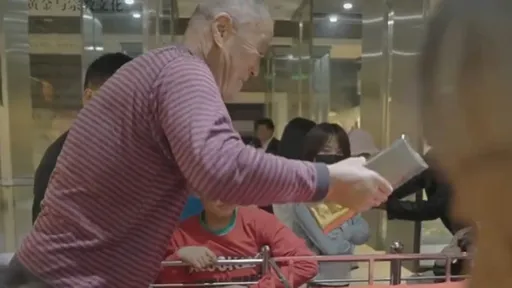 4400萬元25公斤金磚「單手拿起就送你」 老人辦到了!官方急稱不算數