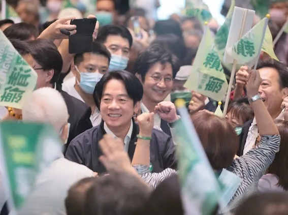 賴清德在民眾簇擁下進場。民進黨提供