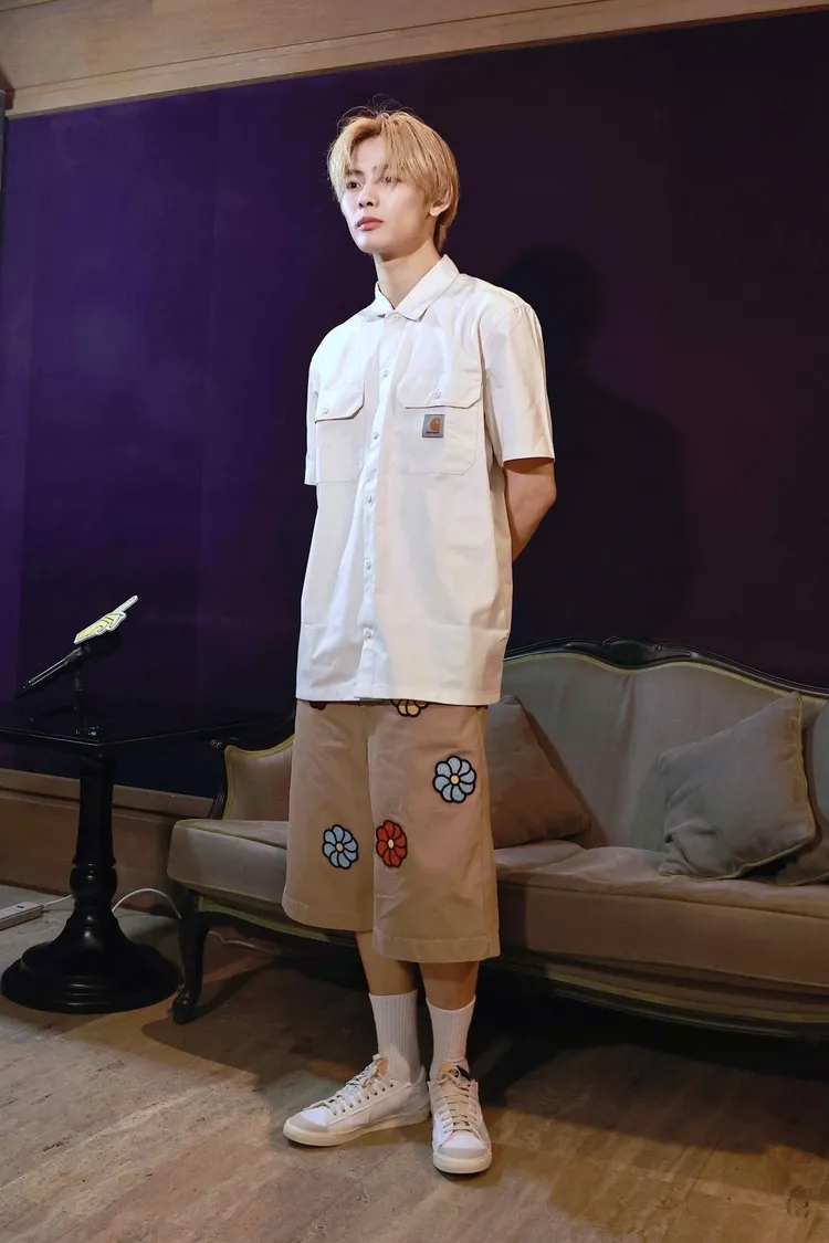 NOA身材修長，加上白皙皮膚，是標準花美男。施昂強攝