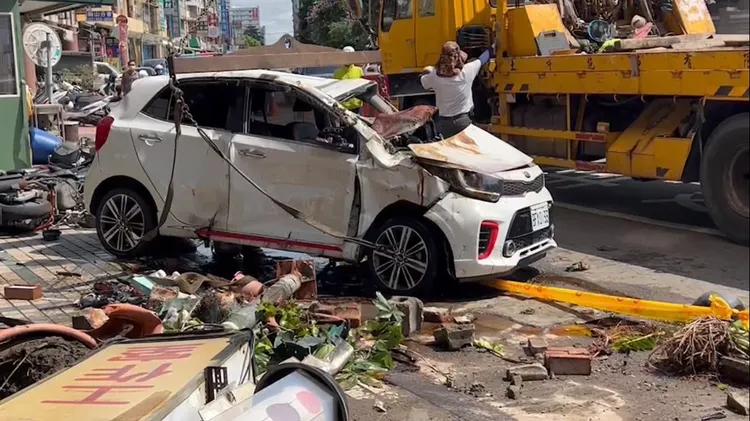 18歲潘姓女子今開車失控，撞上路邊停放的八部車輛，整輛車子甚至撞翻與「騎上」路邊車上。讀者提供