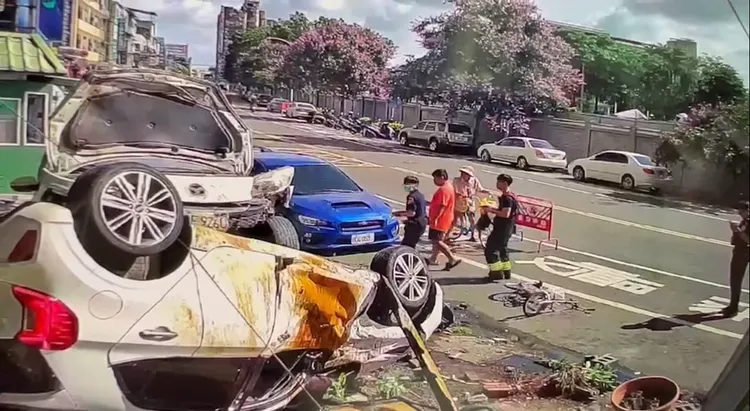 18歲潘姓女子今開車失控，撞上路邊停放的八部車輛，整輛車子甚至撞翻與「騎上」路邊車上。讀者提供