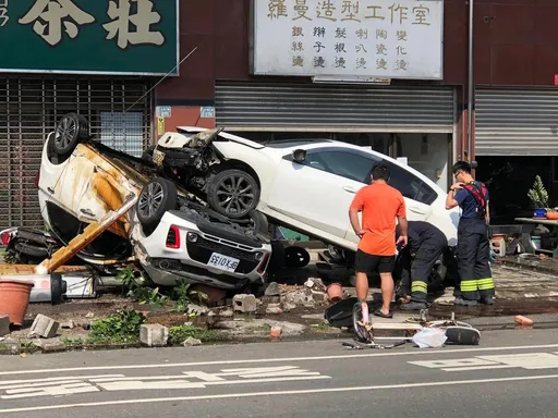 18歲女連撞8車「硬騎」影片曝光　她嚇哭了！男友護花頂罪遭識破