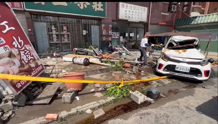 18歲潘姓女子今開車失控，撞上路邊停放的八部車輛，整輛車子甚至撞翻與「騎上」路邊車上。讀者提供