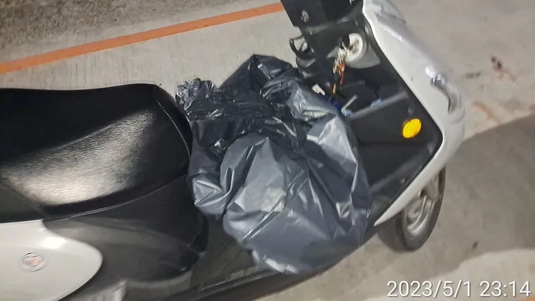 附近居民收拾貓屍。翻攝臉書爆料公社