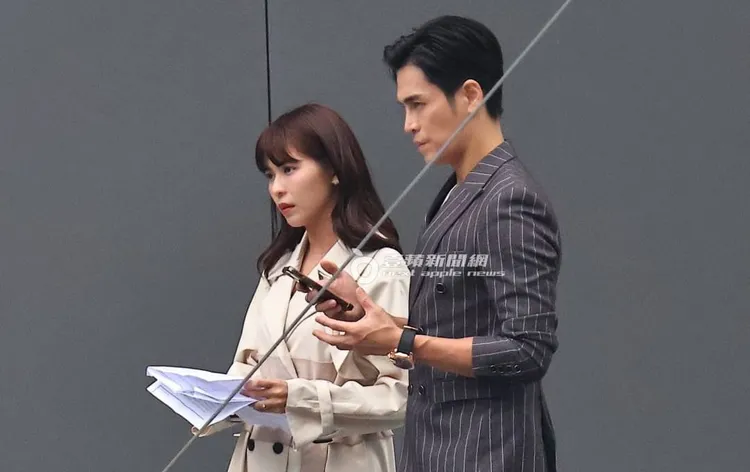 林萱瑜（左）等待時間拿著台詞認真對稿，Gino則是老神在在滑手機。特勤中心攝