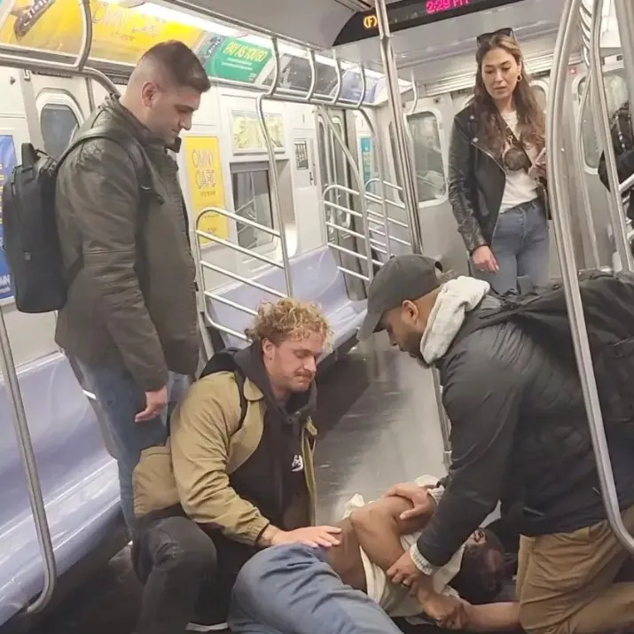 有民眾指控，整起事件是1名精神失常的黑人男子被3名白人男子殺害，1名白人女子高高在上的冷眼旁觀，而拉丁裔的男子只顧著用手機錄影。翻攝twitter/ Juan Alberto Vazquez