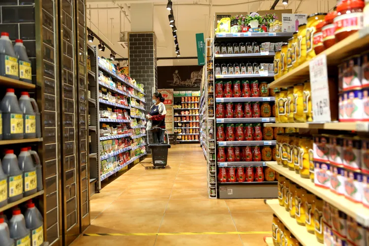 顧客於中國江蘇連雲港一間超市選購。新華社