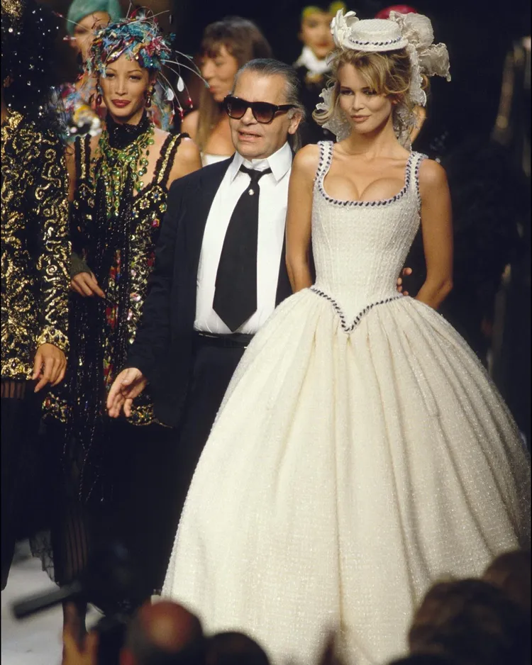 杜娃黎波身上的古董禮服，出自由已故設計師卡爾拉格斐設計的香奈兒1992高訂系列。翻攝Who What Wear臉書